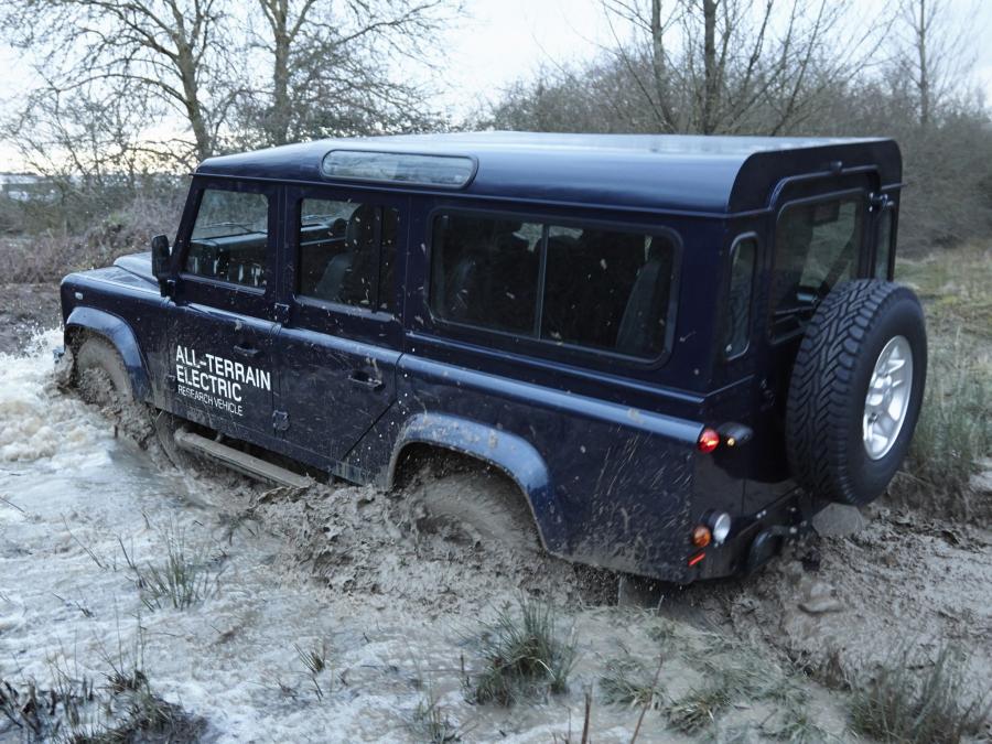  Land Rover Electric Defender Research Vehicle 2013 года  (фото 11 из 16)